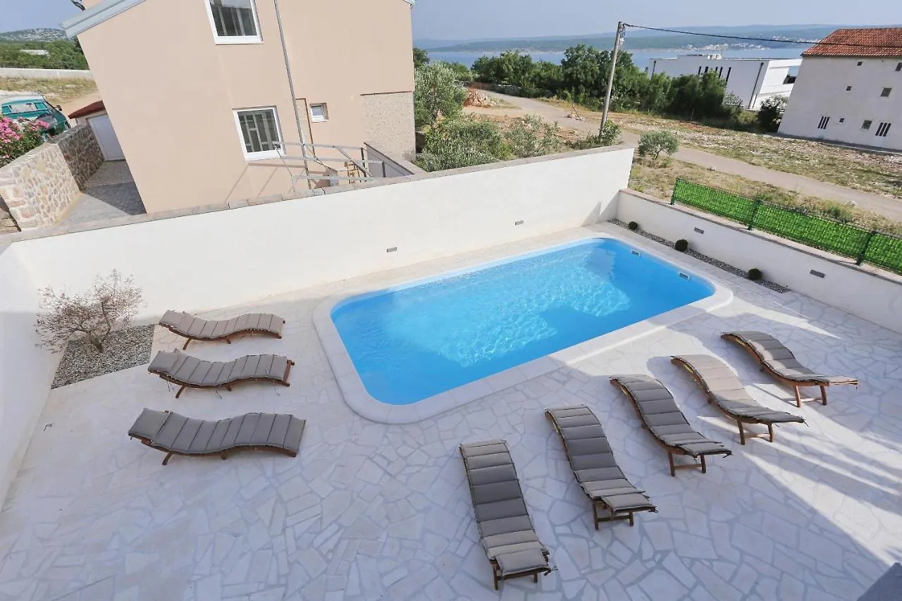Villa M Maslenica 0*,
